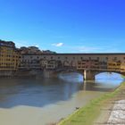 Häuser + Ponte Vecchio (Alte Brücke) über den Fluss Arno in Florenz, Italien