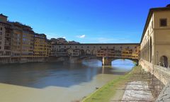 Häuser + Ponte Vecchio (Alte Brücke) über den Fluss Arno in Florenz, Italien