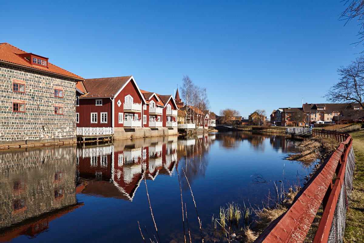 Häuser und Bäume spiegeln sich im Faluån in Falun (Schweden)