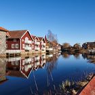 Häuser und Bäume spiegeln sich im Faluån in Falun (Schweden)