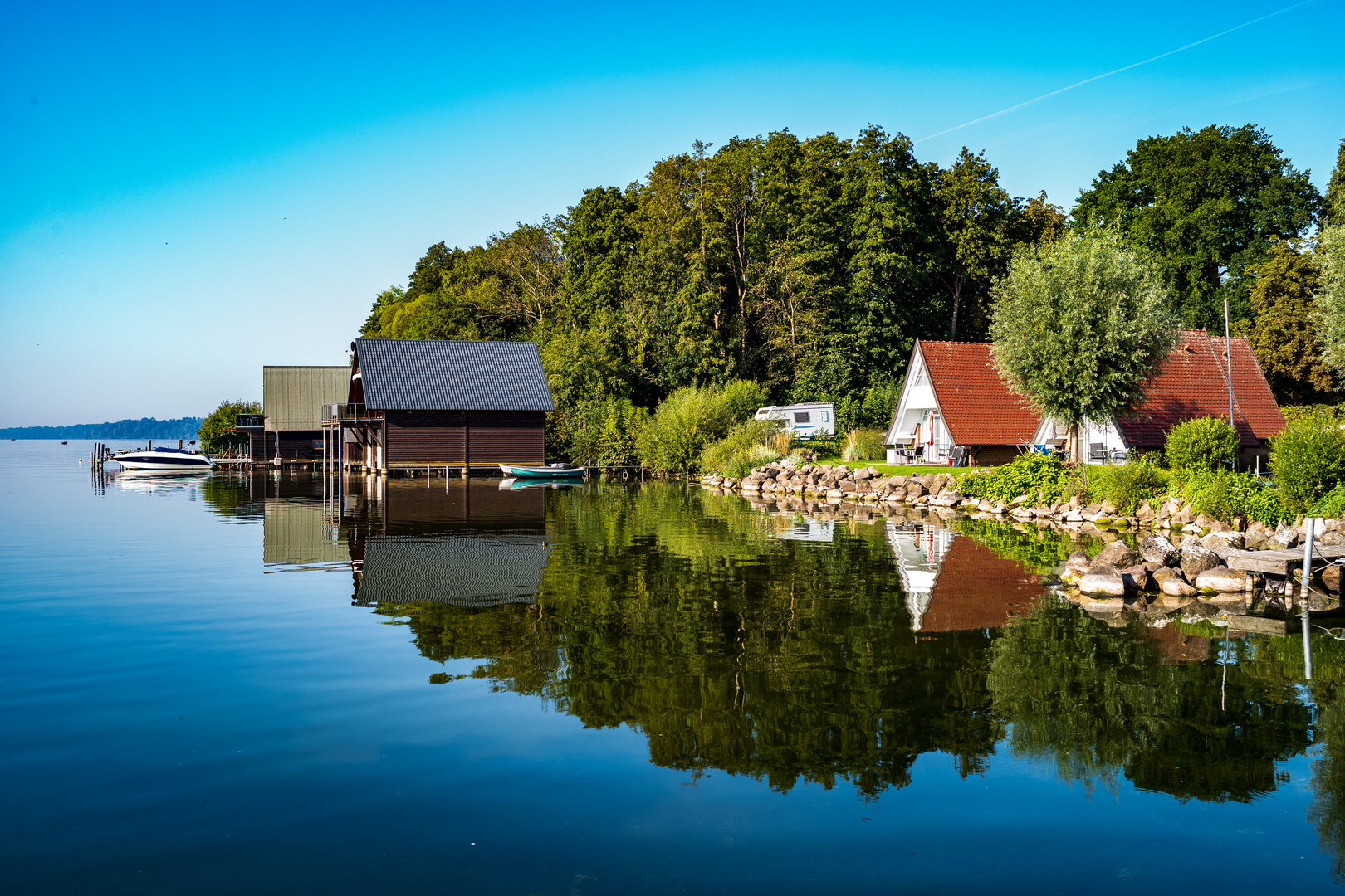 Häuser und Bootshäuser am Schweriner See