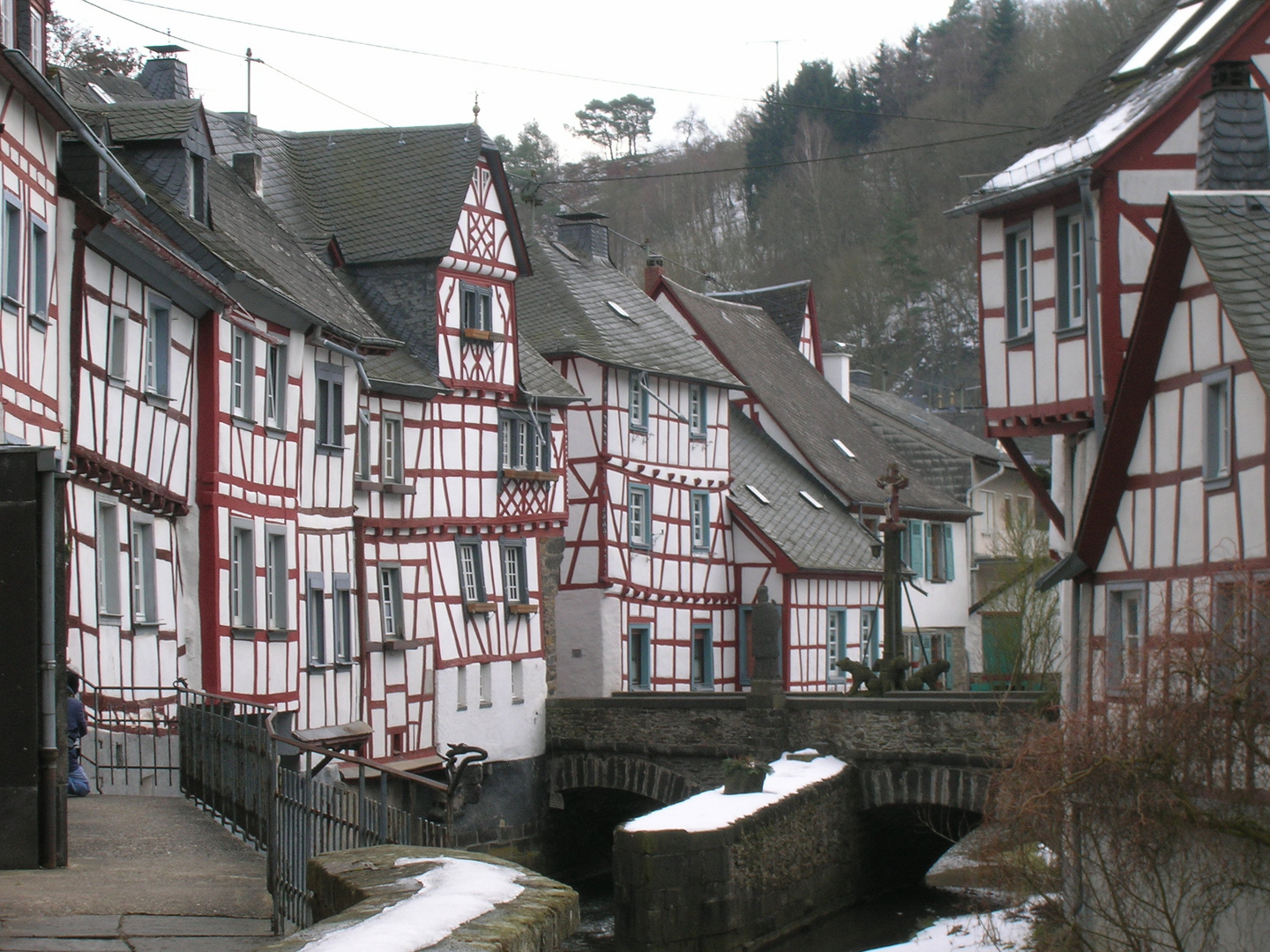 Häuser und Brücke am Bach