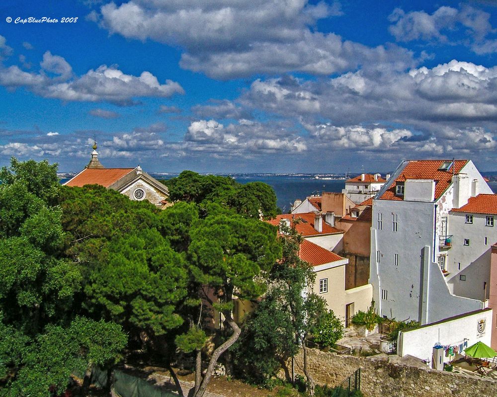 Häuser und Kirche Blick vom Miradouro de Santa Lucia