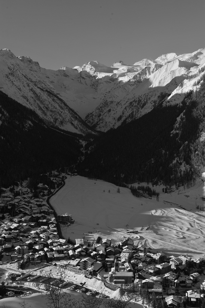 Häuser werden zu Berggipfeln im Schnee