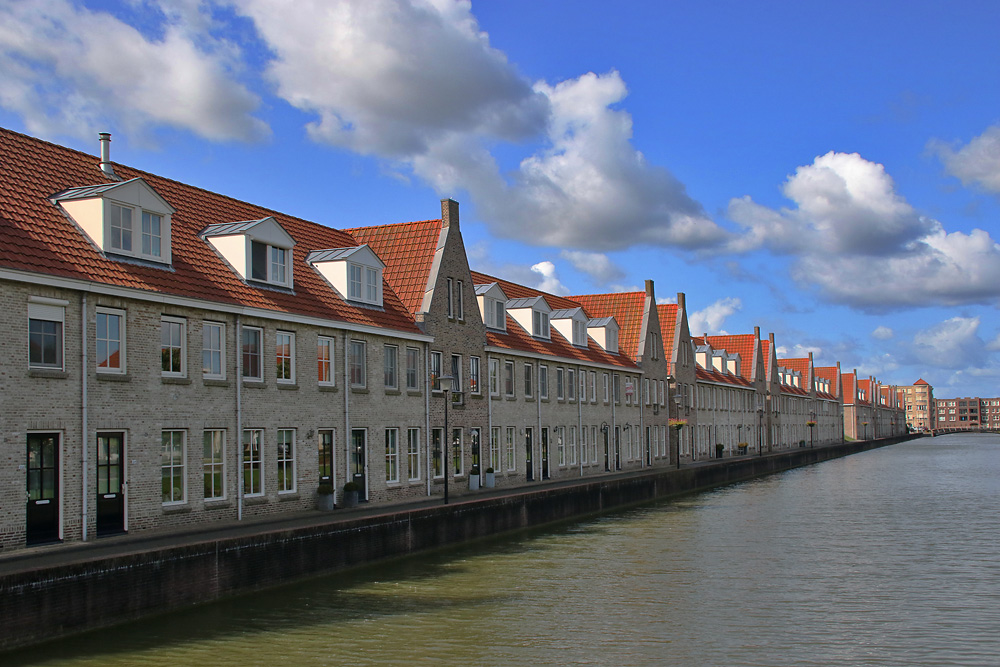 Häuserfassaden am Kanal von Middelharnis