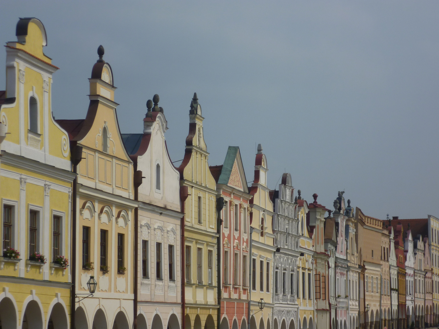 Häuserfassaden am Marktplatz in Telc