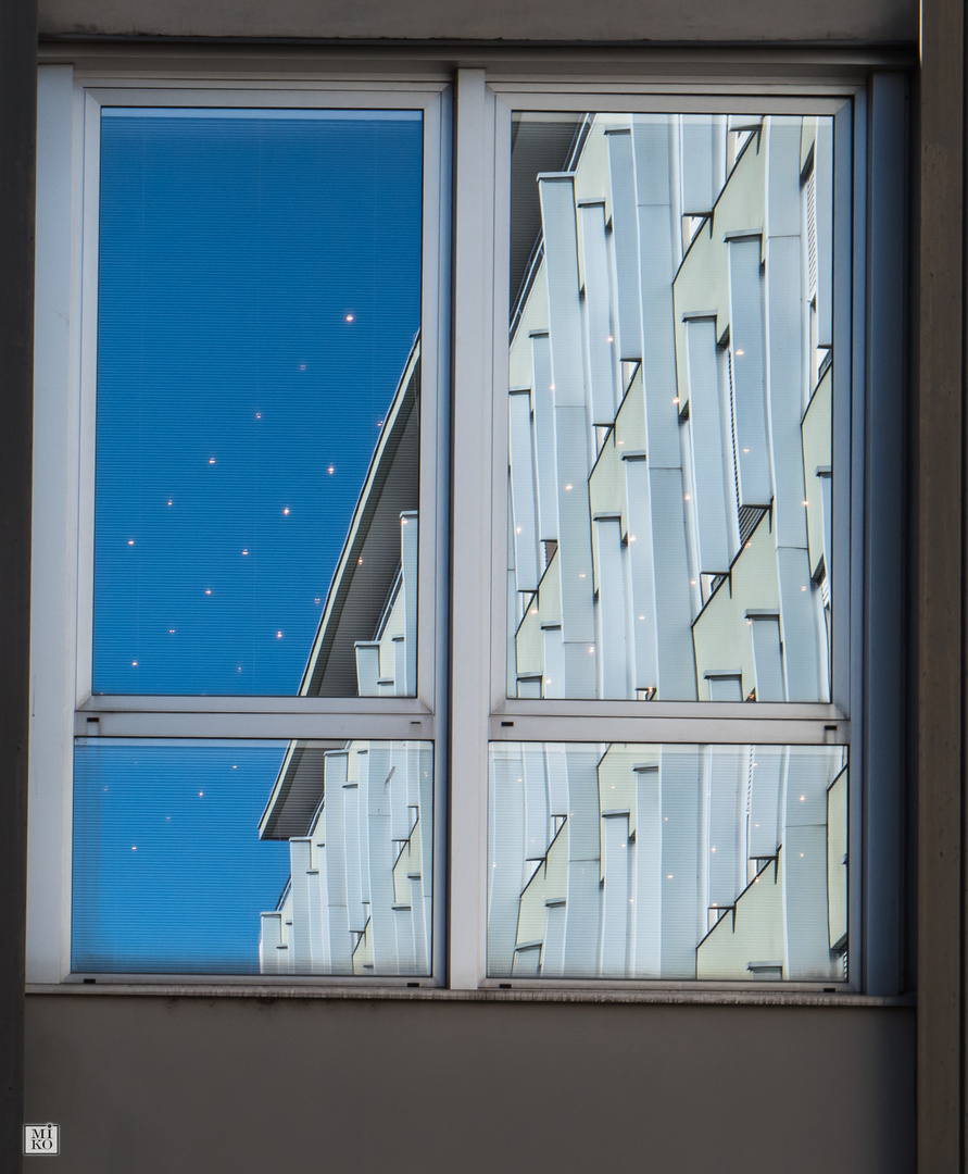 Häuserfront im Fenster