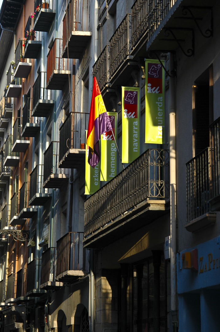 Häuserfront in einer Gasse in Pamplona, Spanien