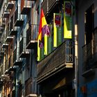 Häuserfront in einer Gasse in Pamplona, Spanien