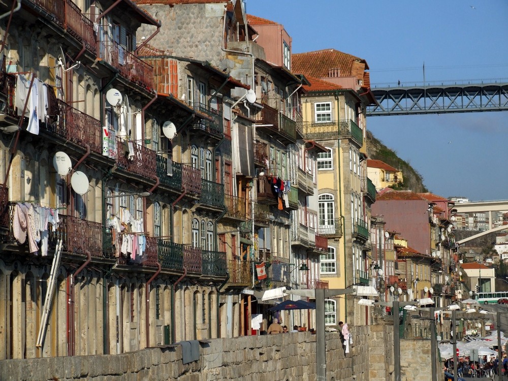 Häuserfront in Ribeira