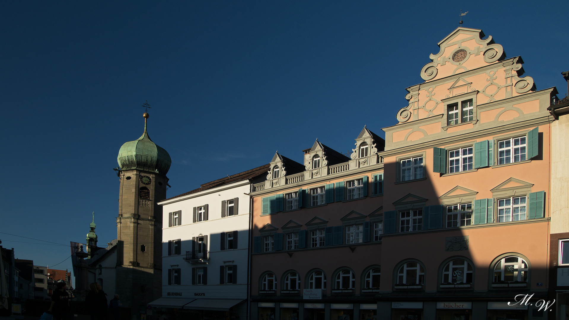 Häuserfront und Kirche Bregenz