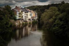 Häuserkulisse über der Lenne