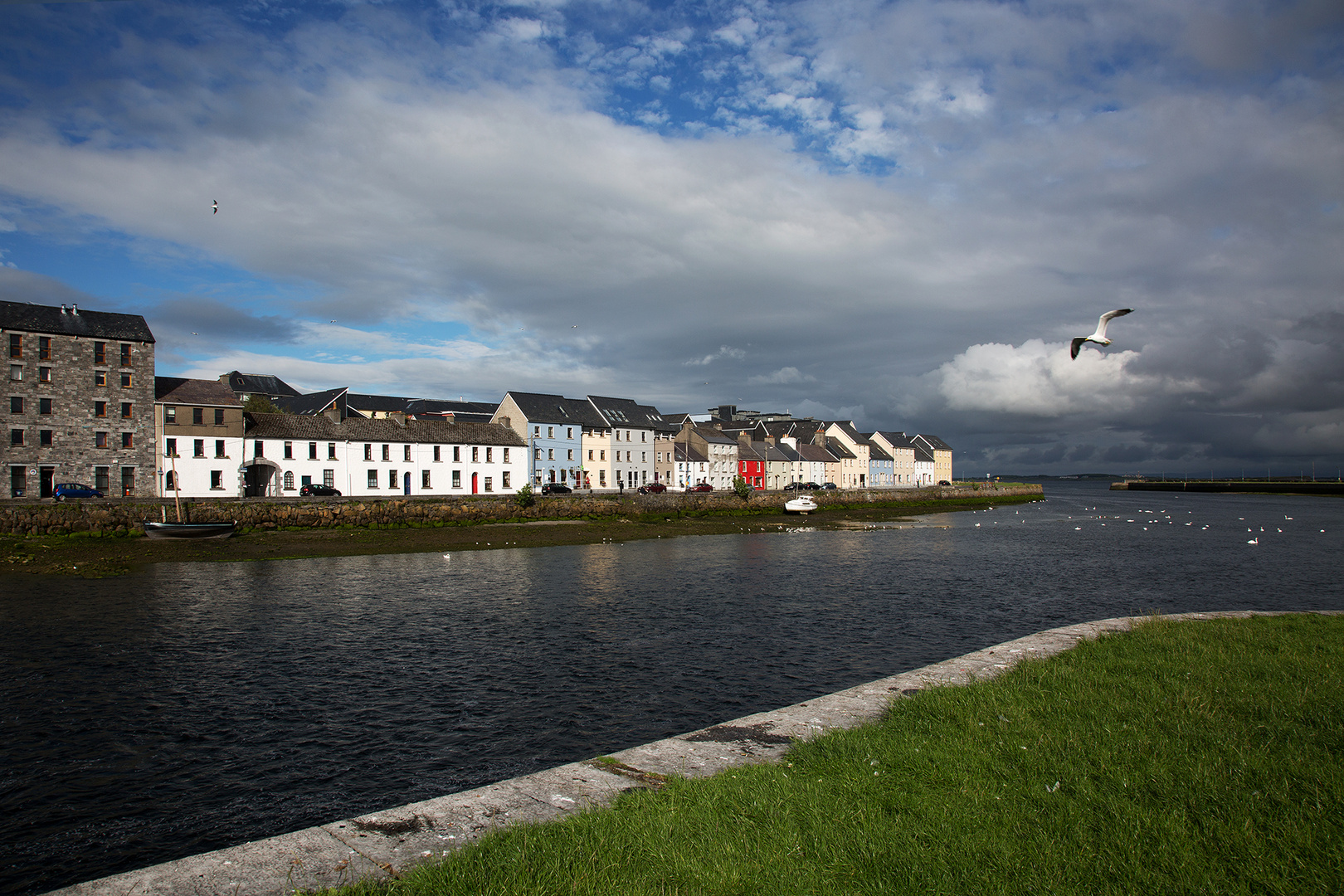 Häuserreihe am Hafen von Galway, Irland