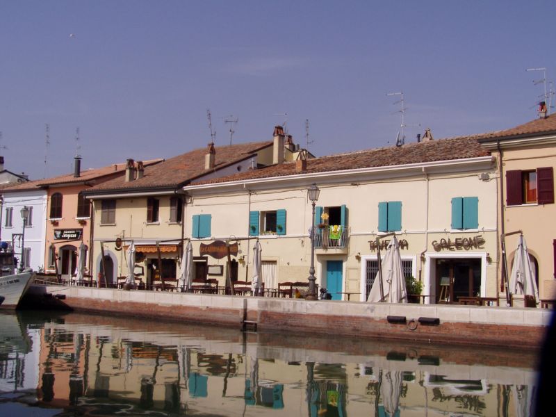 Häuserreihe am Hafenkanal Cesenatico