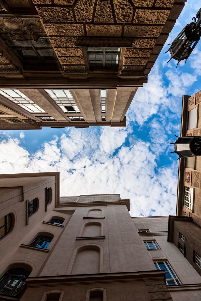 Häuserschlucht Blick nach oben_Lenbachplatz_München_1