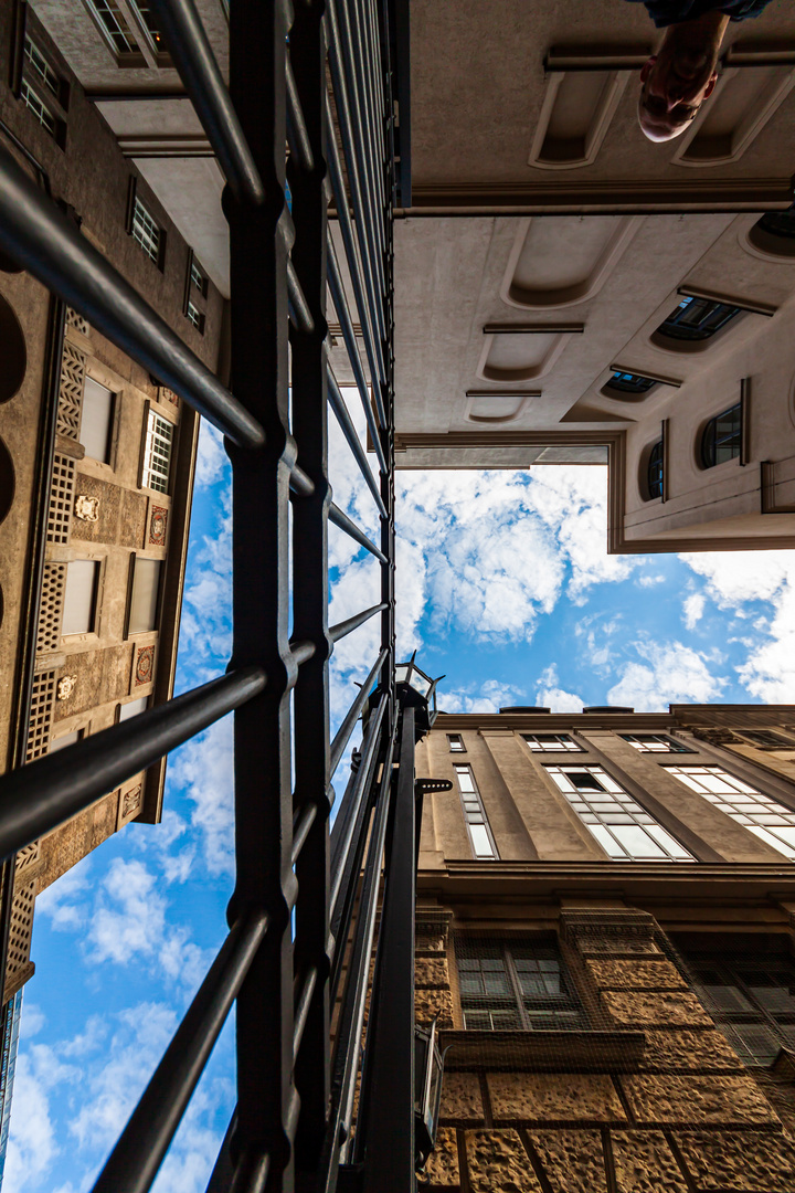 Häuserschlucht_Blick nach oben_Lenbachplatz_München_2