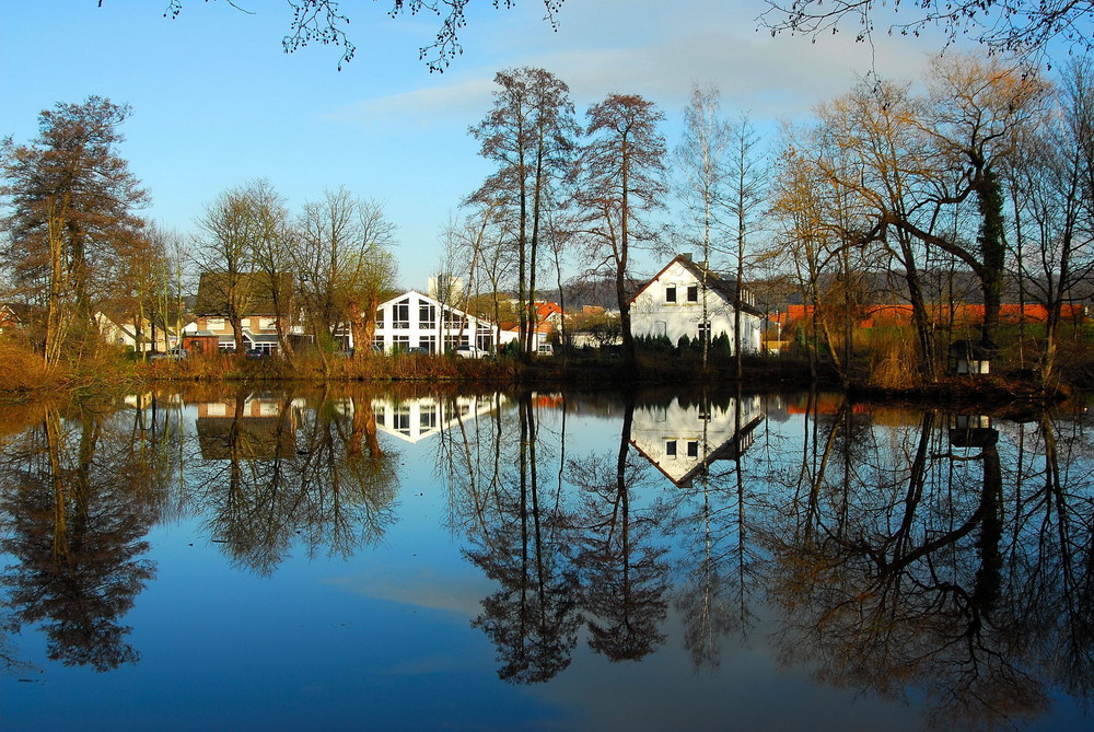 Häuserspiegelung an einem kleinen Weiher in Ibbenbüren.