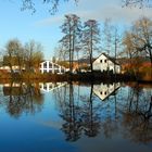 Häuserspiegelung an einem kleinen Weiher in Ibbenbüren.