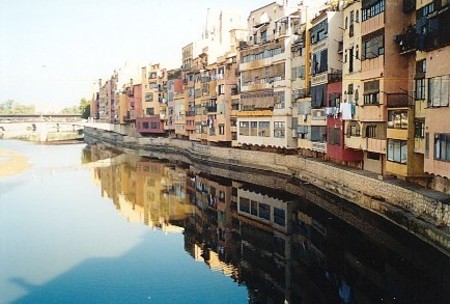 Häuserwand in Girona