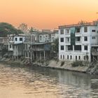 Häuserzeile am Moiriver an der Grenze Thailand/Burma, von Mae Sot gesehen