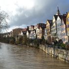 Häuserzeile am Neckar zum Jahresende