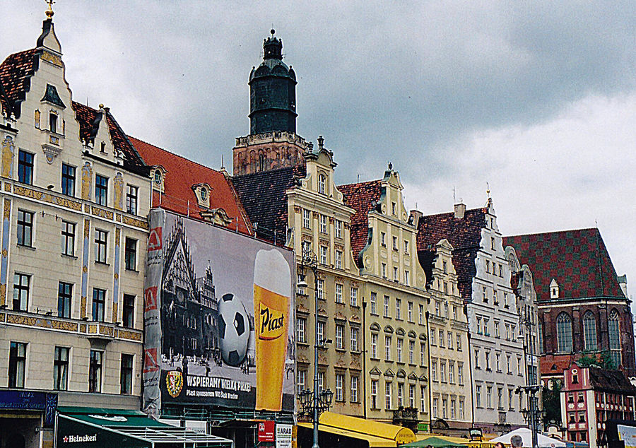 Häuserzeile auf dem Marktplatz von Wrozlaw mit Elisabethkirche