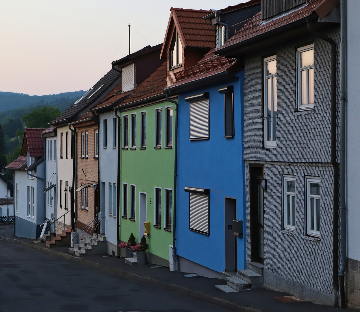 Häuserzeile hinter der Stadtkirche in Tann (2019_06_26_EOS 6D Mark II_4253_ji)