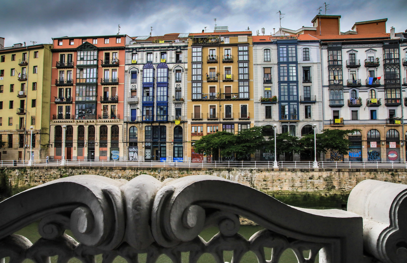 Häuserzeile in Bilbao
