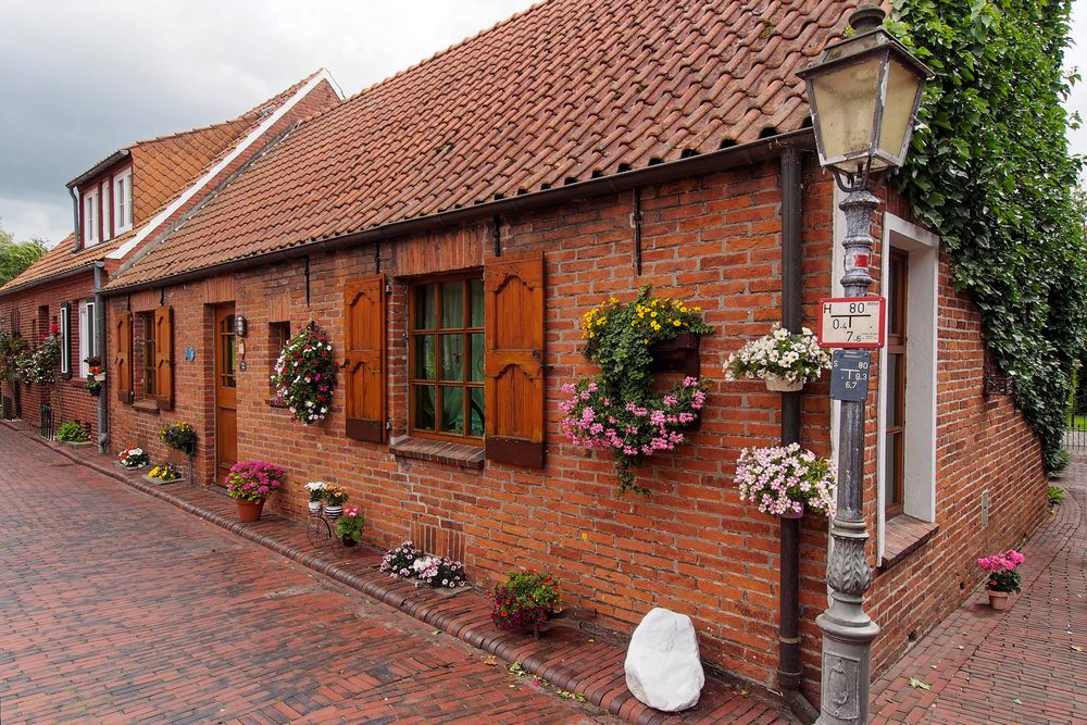 Häuserzeile mit üppigem Blumenschmuck