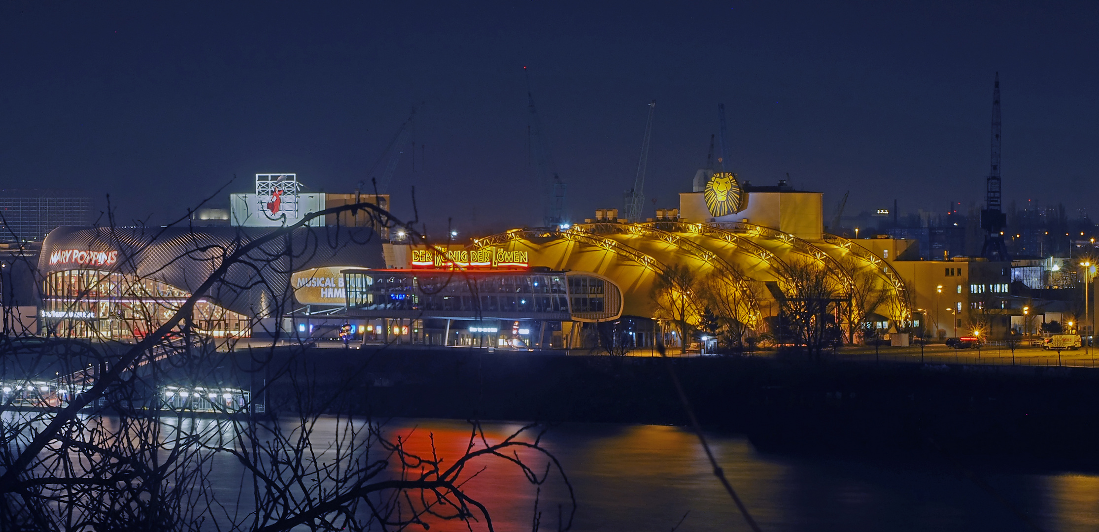 Hafen am Abend - Musical-Location auf Steinwerder