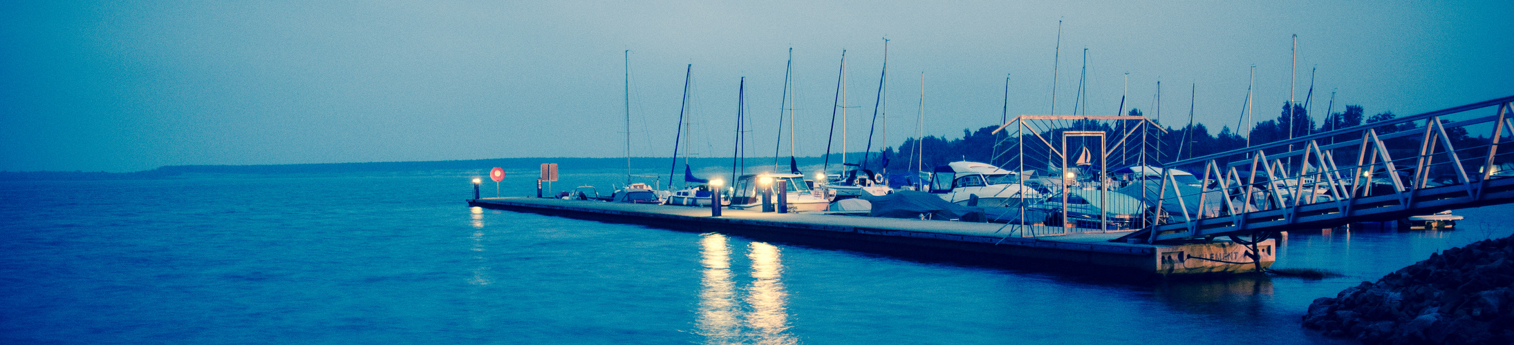 Hafen bei Nacht