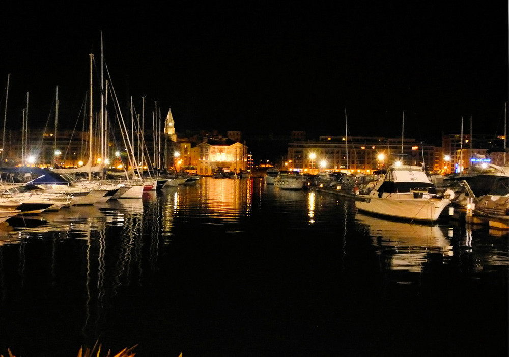 Hafen bei Nacht