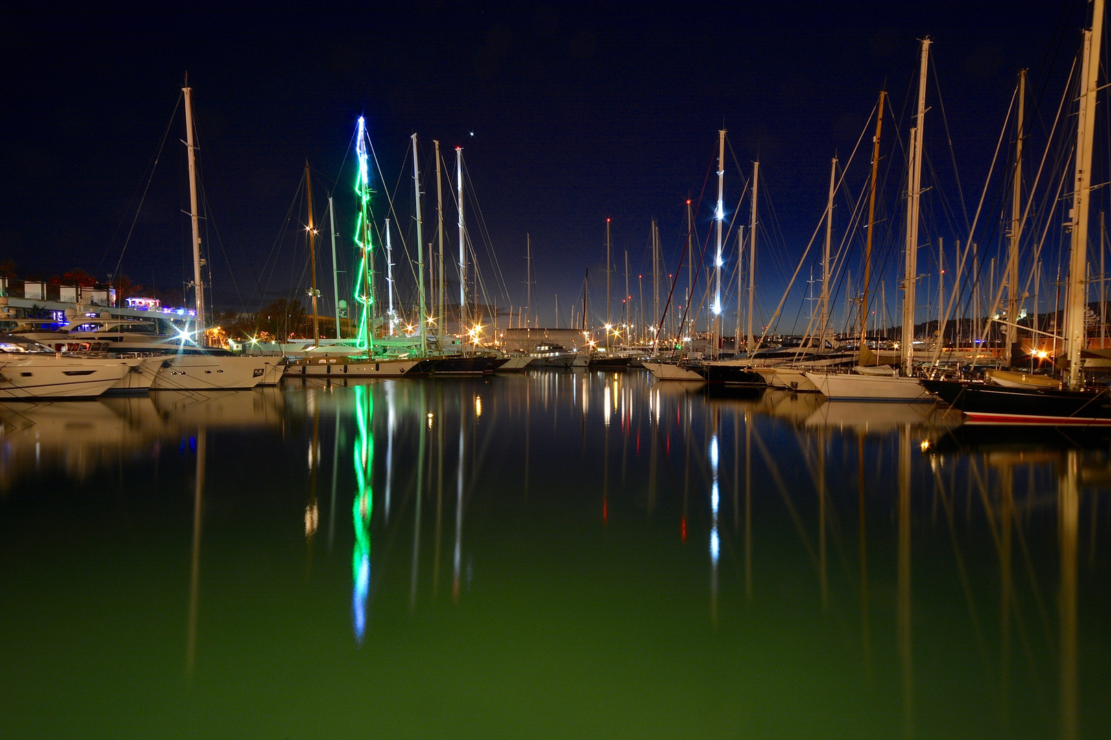 Hafen bei Nacht