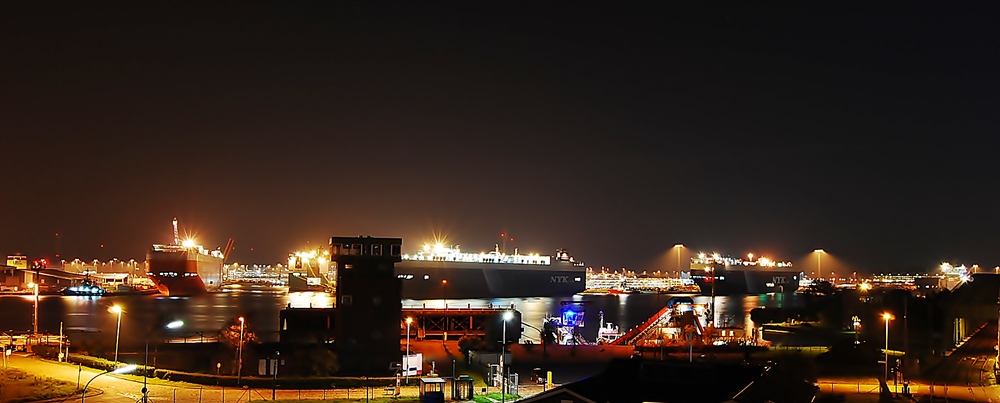 Hafen bei Nacht