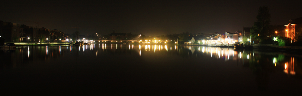 Hafen bei Nacht