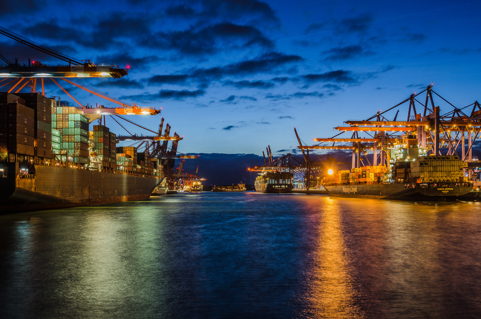 Hafen bei Nacht