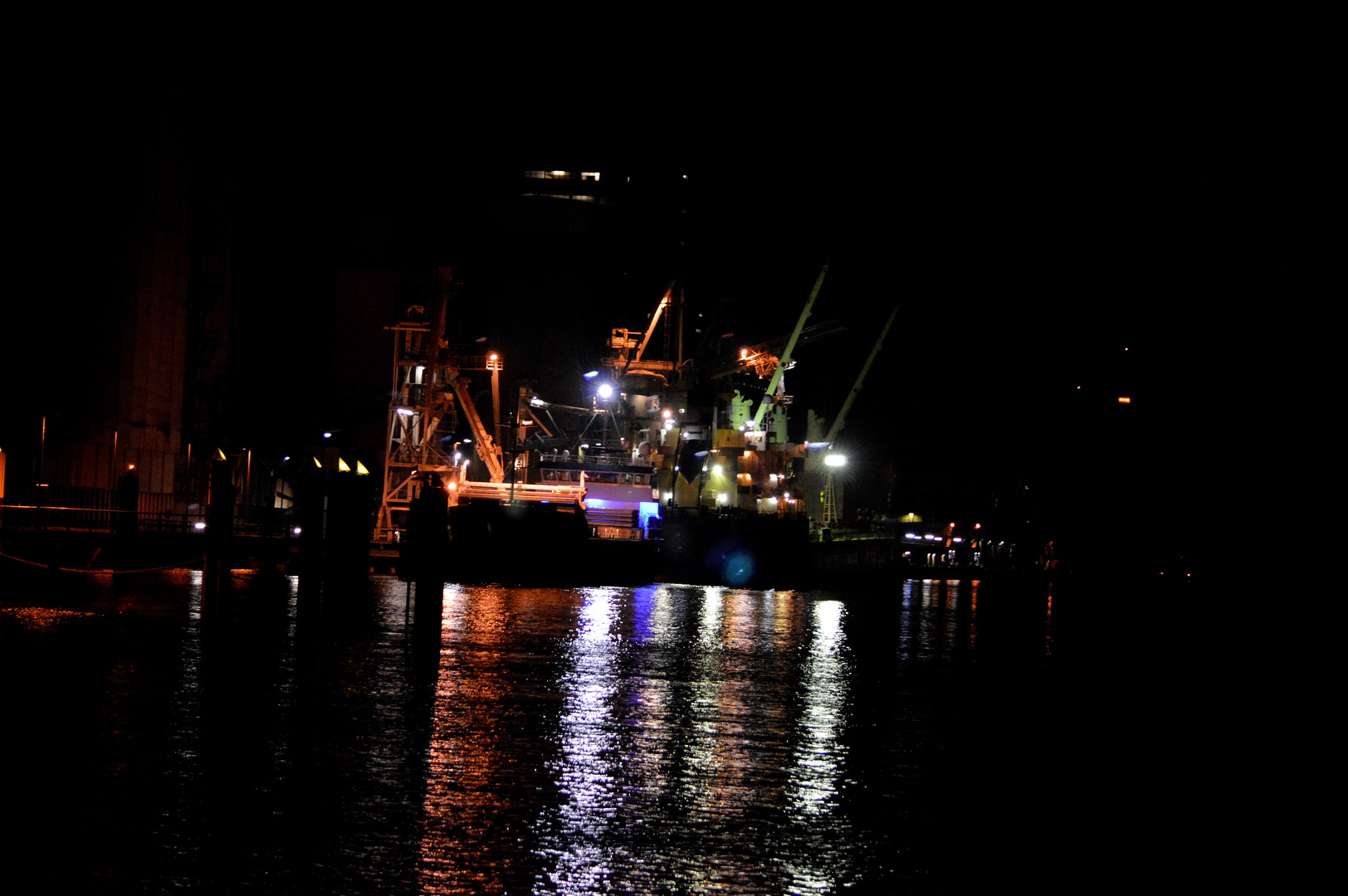 Hafen bei Nacht