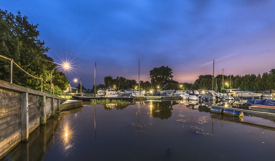 Hafen bei Nacht