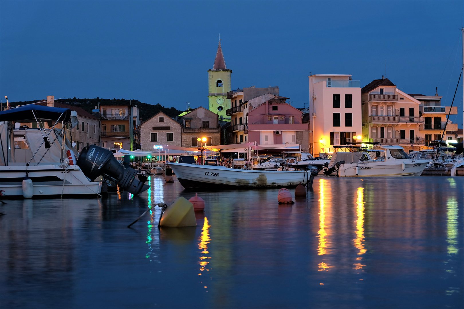 Hafen bei Nacht in Pirovac, Kroatien