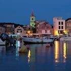 Hafen bei Nacht in Pirovac, Kroatien