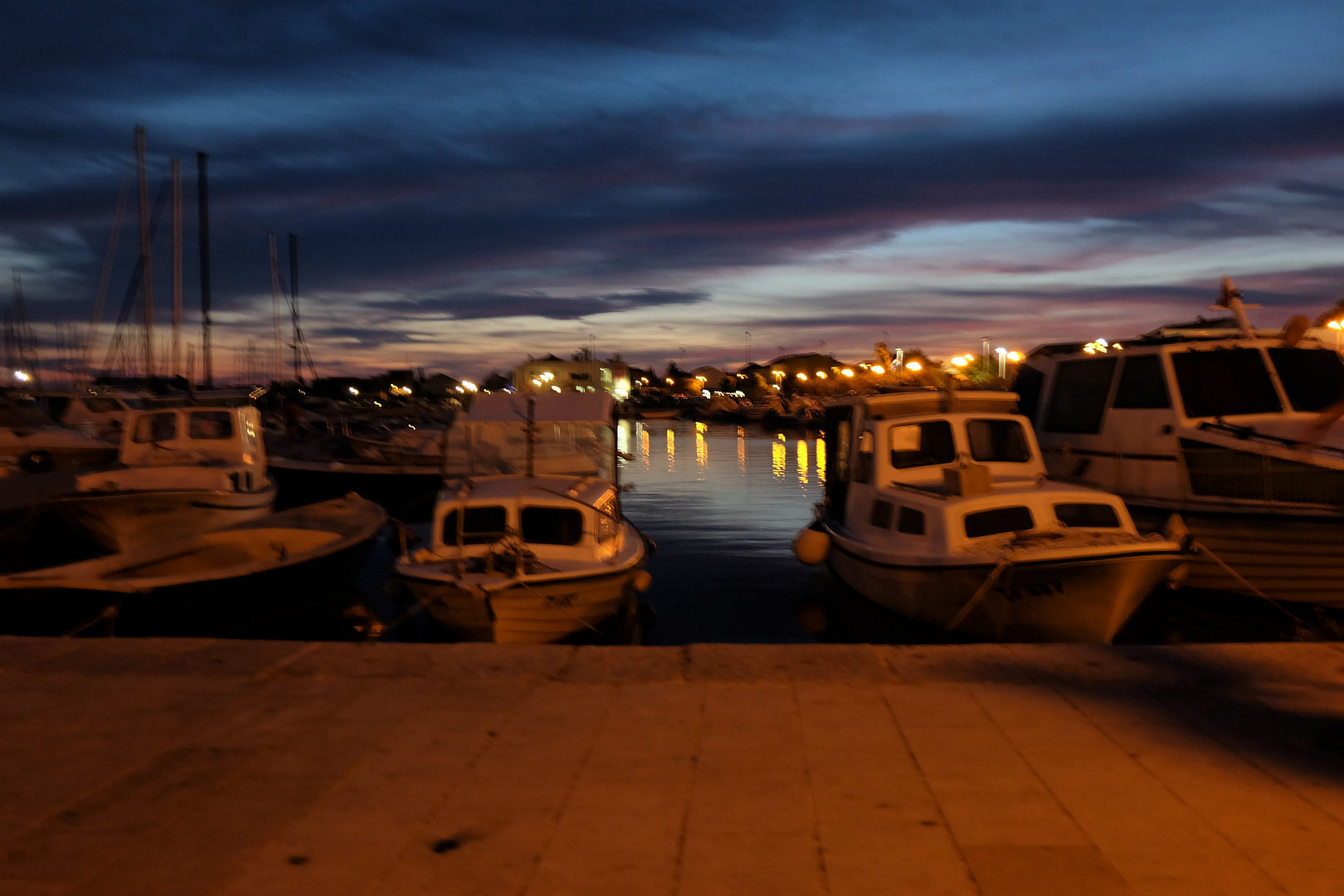 HAFEN bei NAcht in Pirovac Richtung Biograd