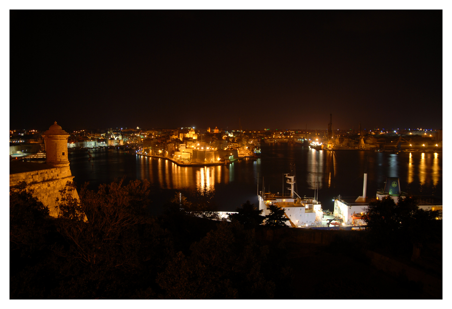 Hafen bei Nacht (Valetta)