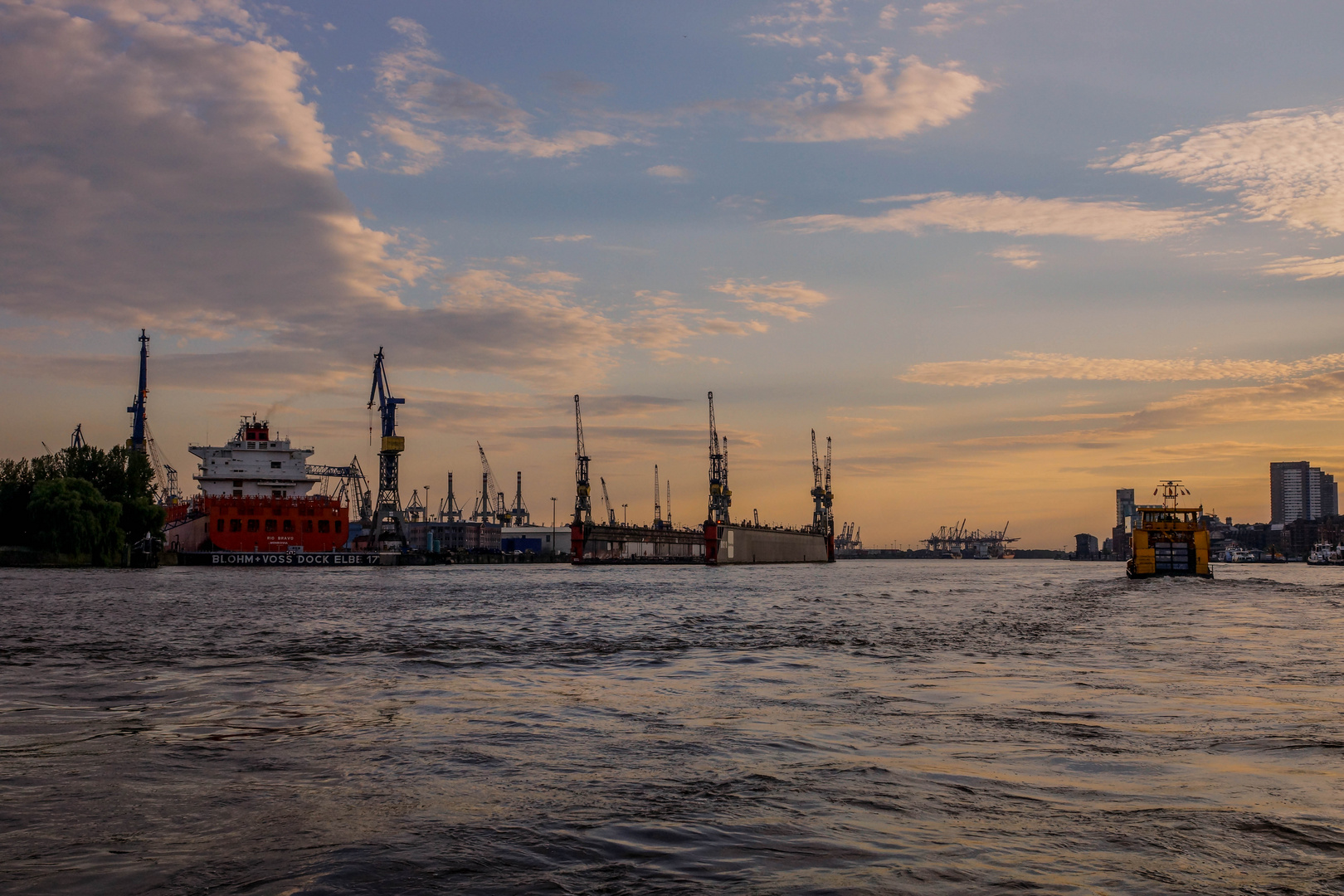 Hafen bei Sonnenuntergang