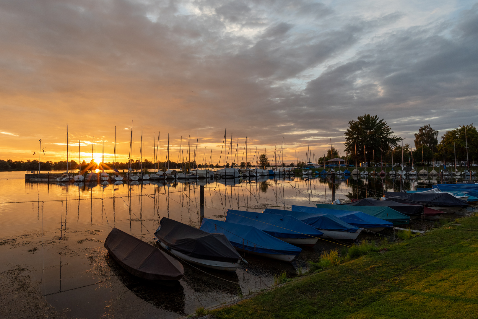 Hafen bei Sonnenuntergang