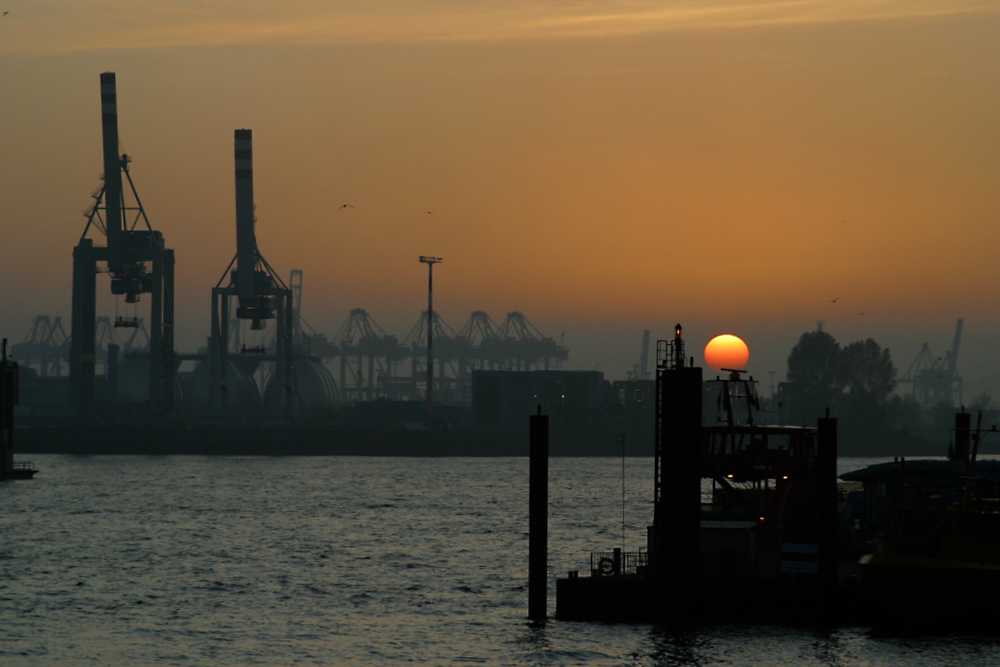 Hafen bei Sonnenuntergang