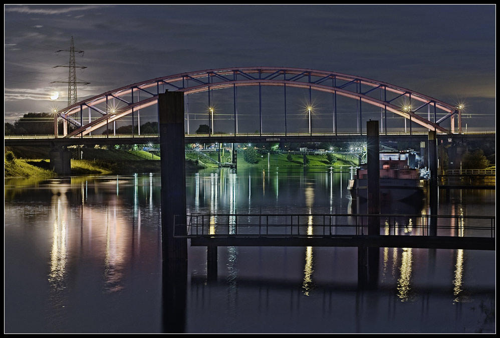 Hafen, Brücke und Mond