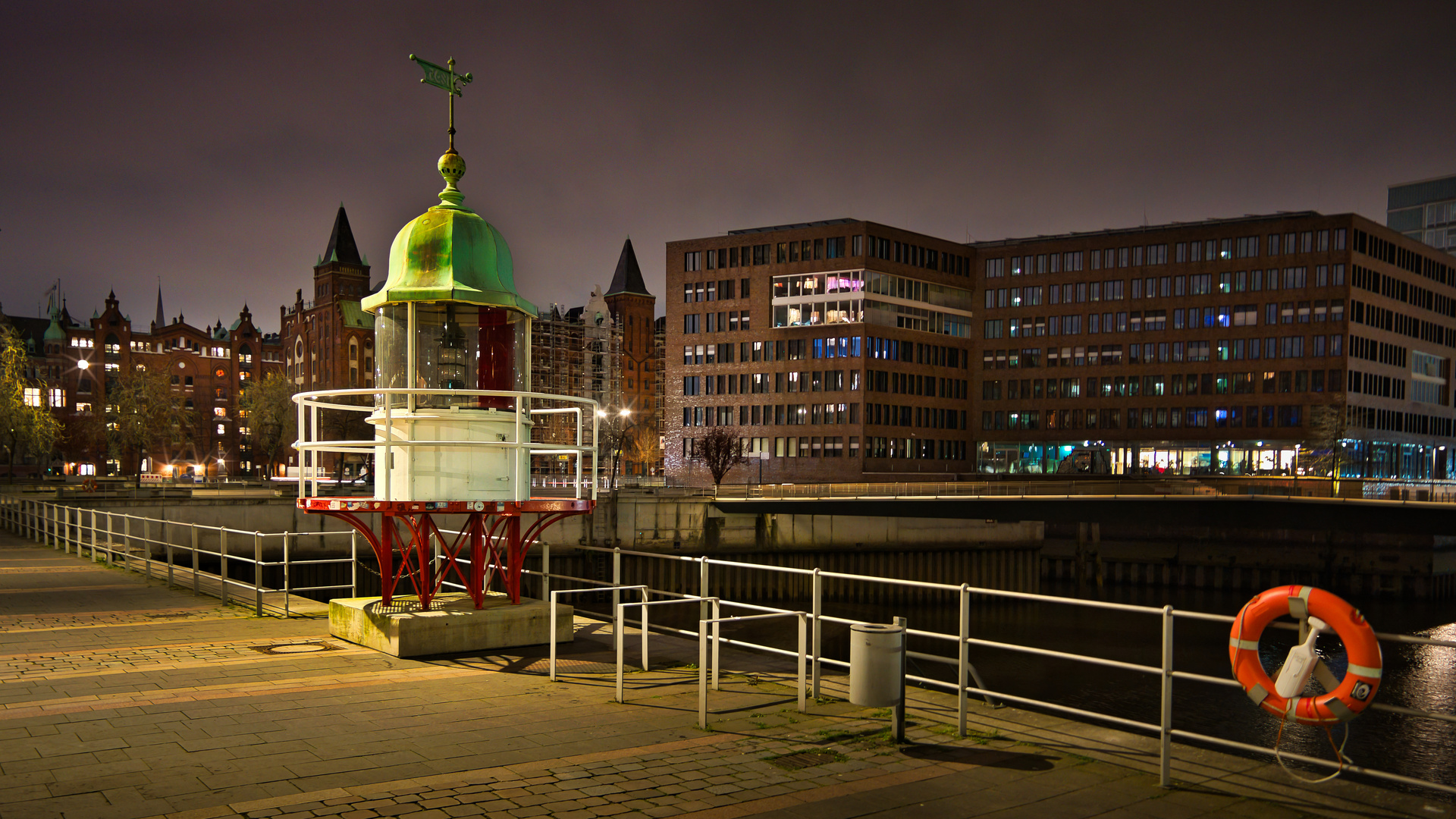 Hafen-City by night...