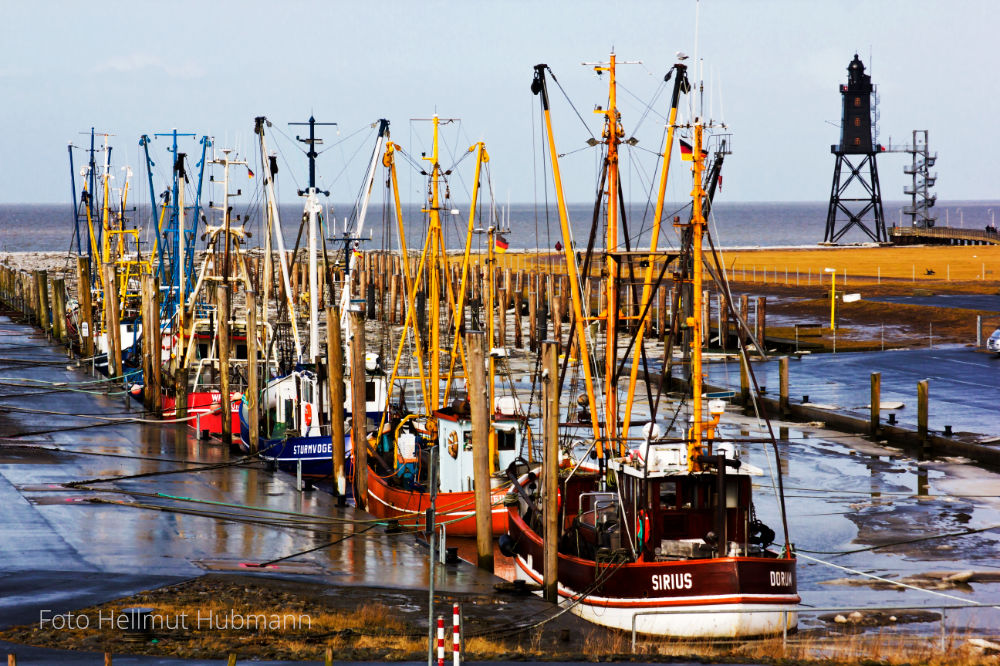 HAFEN DORUM MIT LEUCHTTURM