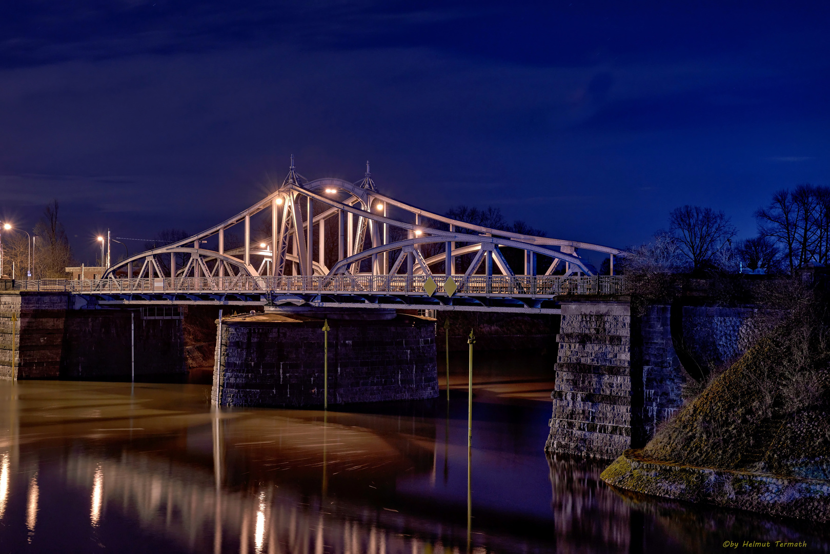 Hafen-Drehbrücke im Krefelder Hafen