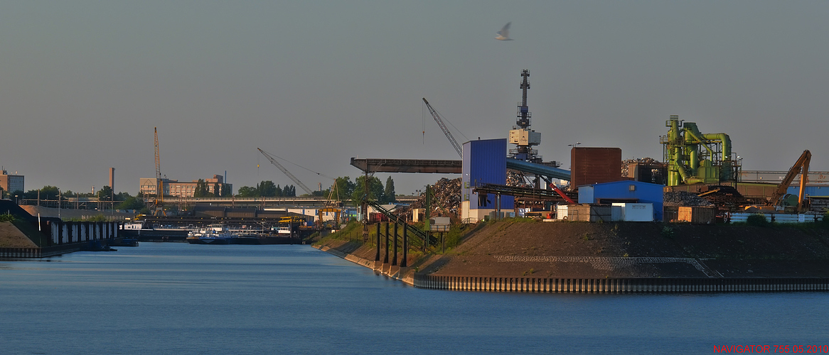 Hafen Duisburg, Blick auf die Schrottinsel. / HDR